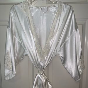 Beautiful satin and lace VS short robe